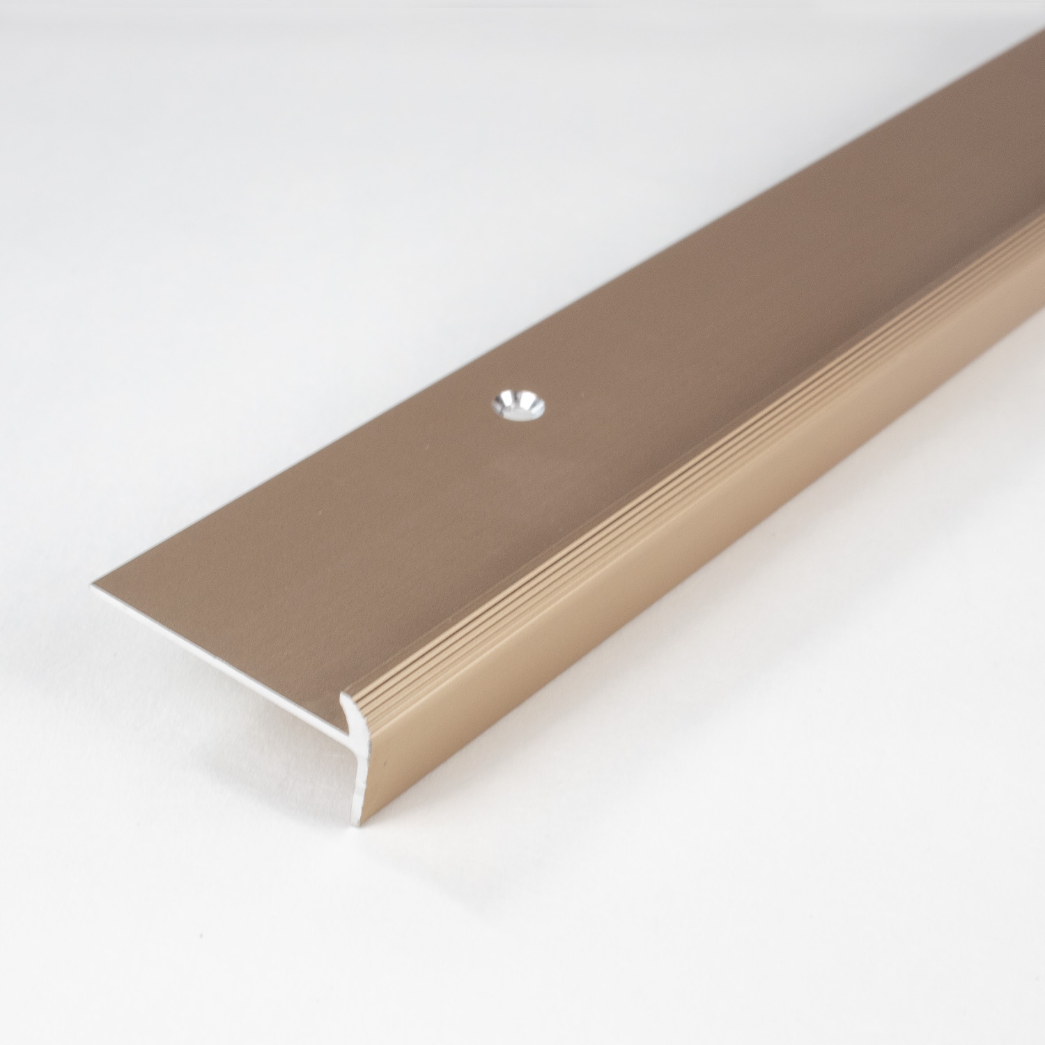 Perfil angular y de canto para escaleras PROVISTON. Altura de la quilla: 10-40 mm. Altura del canto: 2-7 mm. Aluminio.