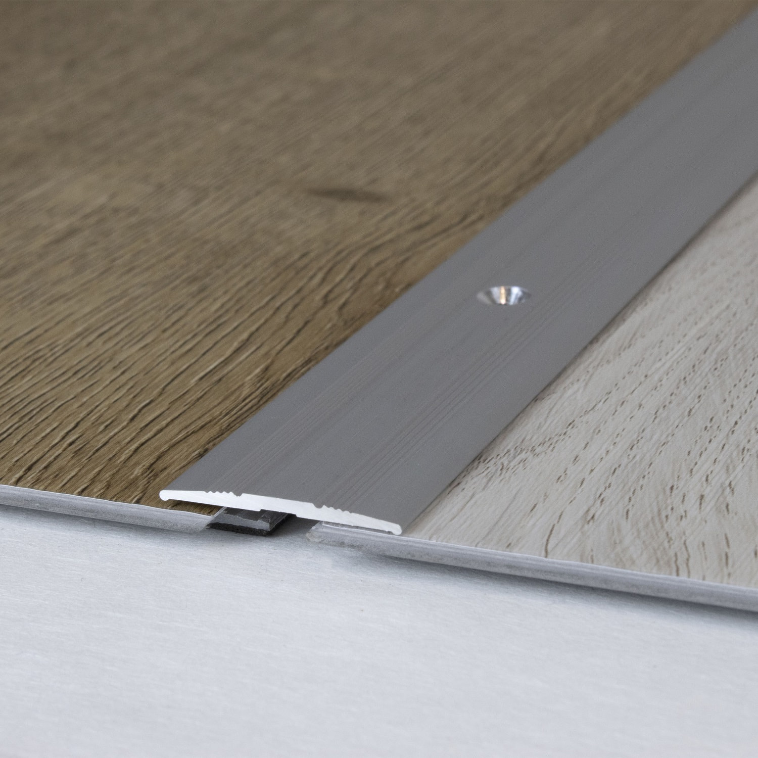 Perfil de transición PROVISTON Tilburg, altura 1,7 mm, ancho 27 mm. Tira de transición de aluminio anodizado.