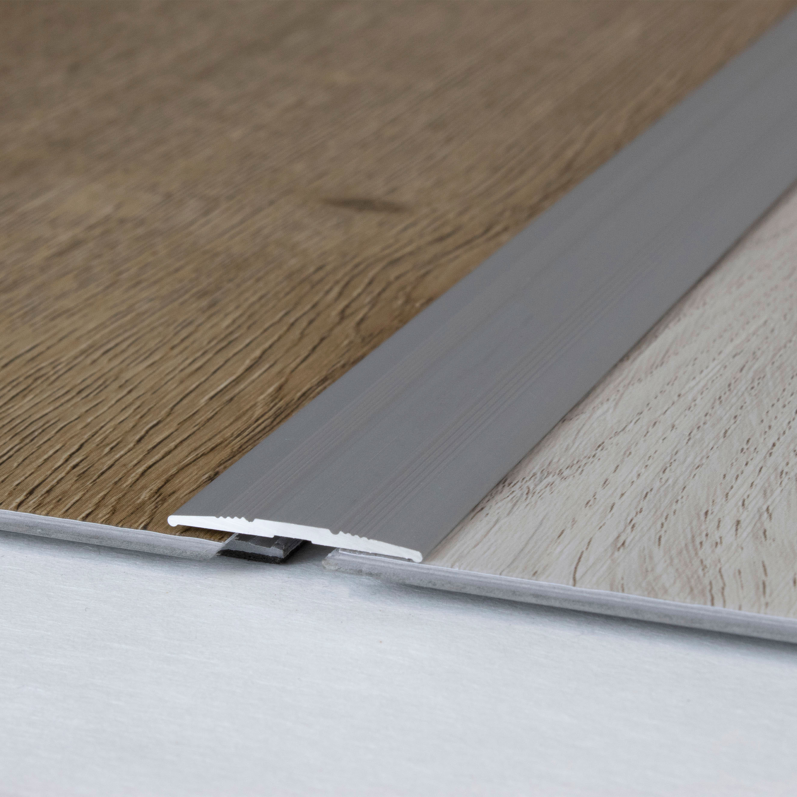 Perfil de transición PROVISTON Tilburg, altura 1,7 mm, ancho 27 mm. Tira de transición de aluminio anodizado.