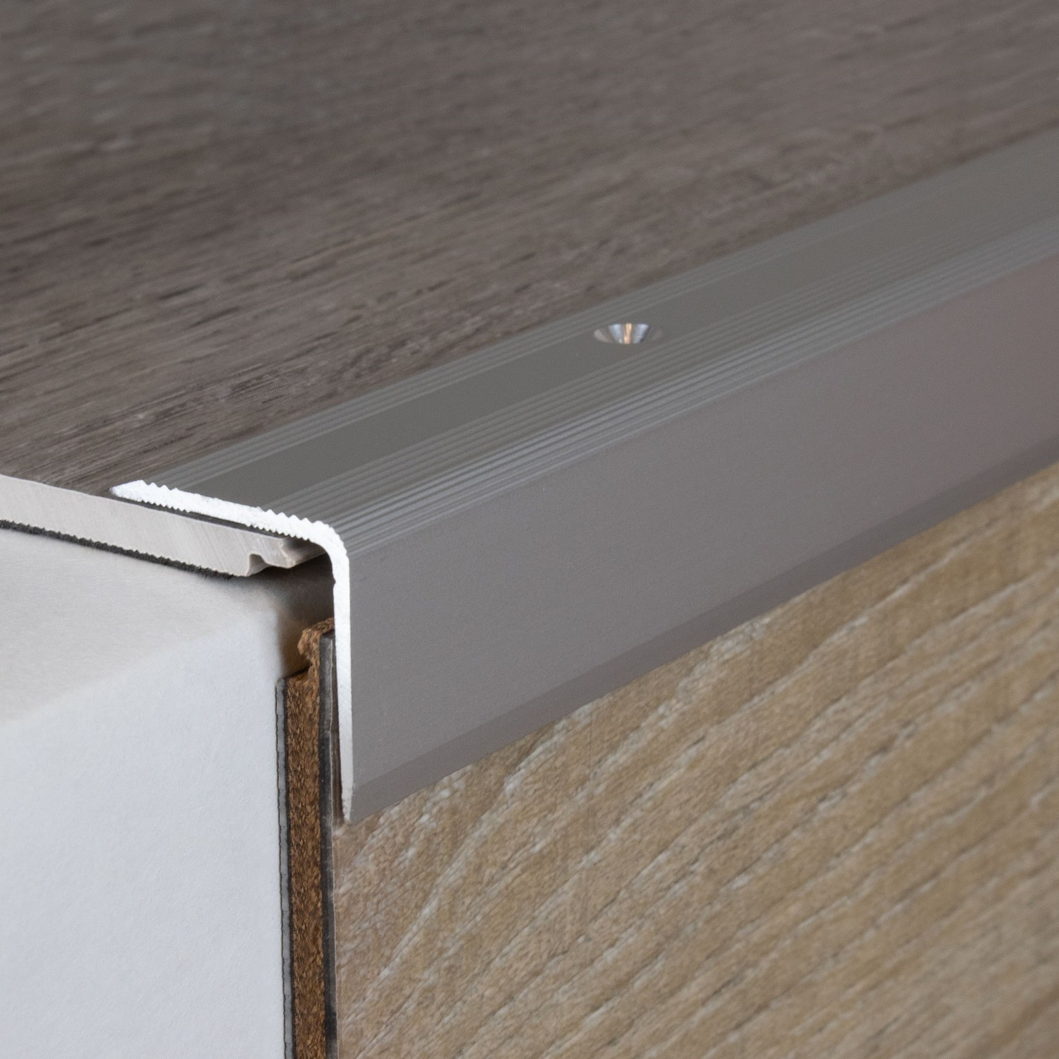 Perfiles angulares y de canto para escaleras PROVISTON Orvieto. Altura: 29 mm. Ancho: 27 mm. Aluminio anodizado.