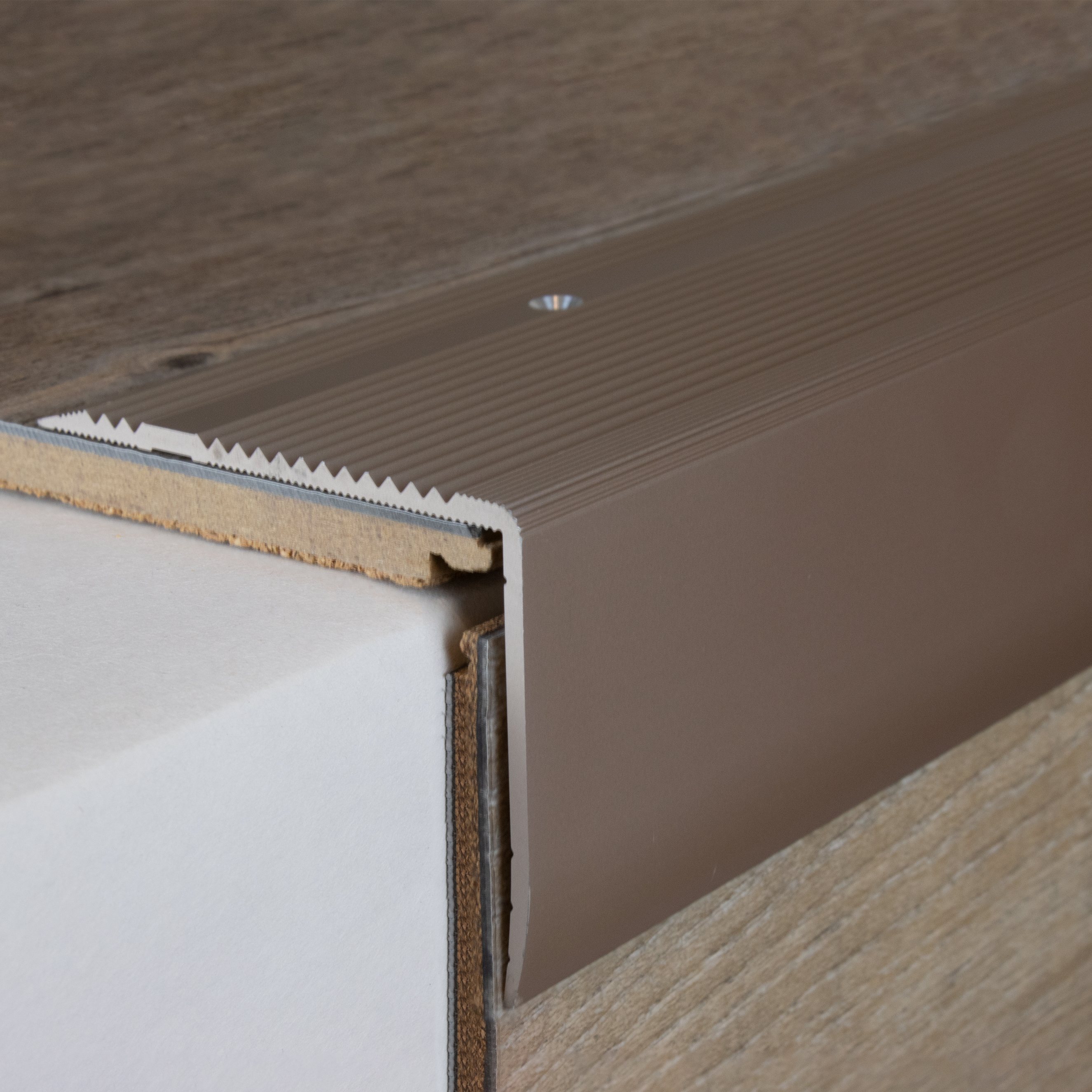 Perfiles de canto y ángulo para escaleras PROVISTON. Altura: 55 mm. Ancho: 69 mm. Aluminio anodizado.