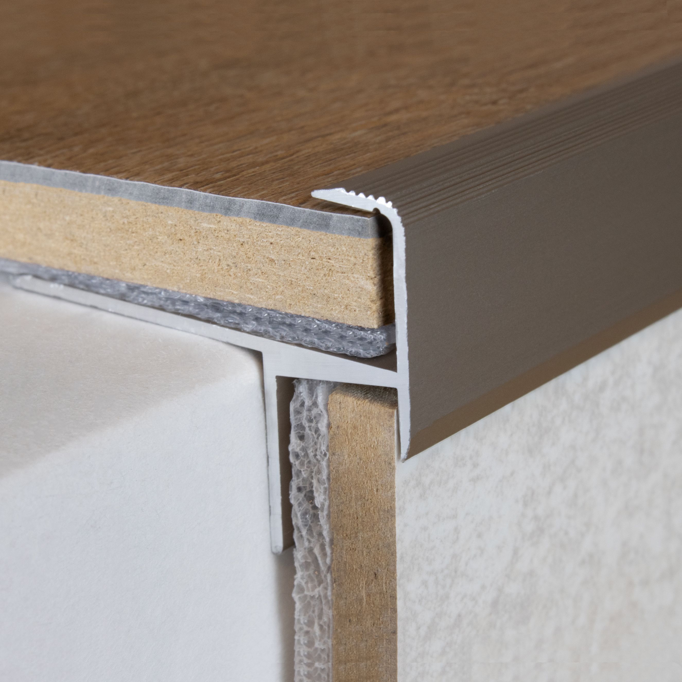 Perfiles angulares y de canto para escaleras PROVISTON Cardale H 34,8 mm W 47,8 mm Altura del canto 13,3 mm