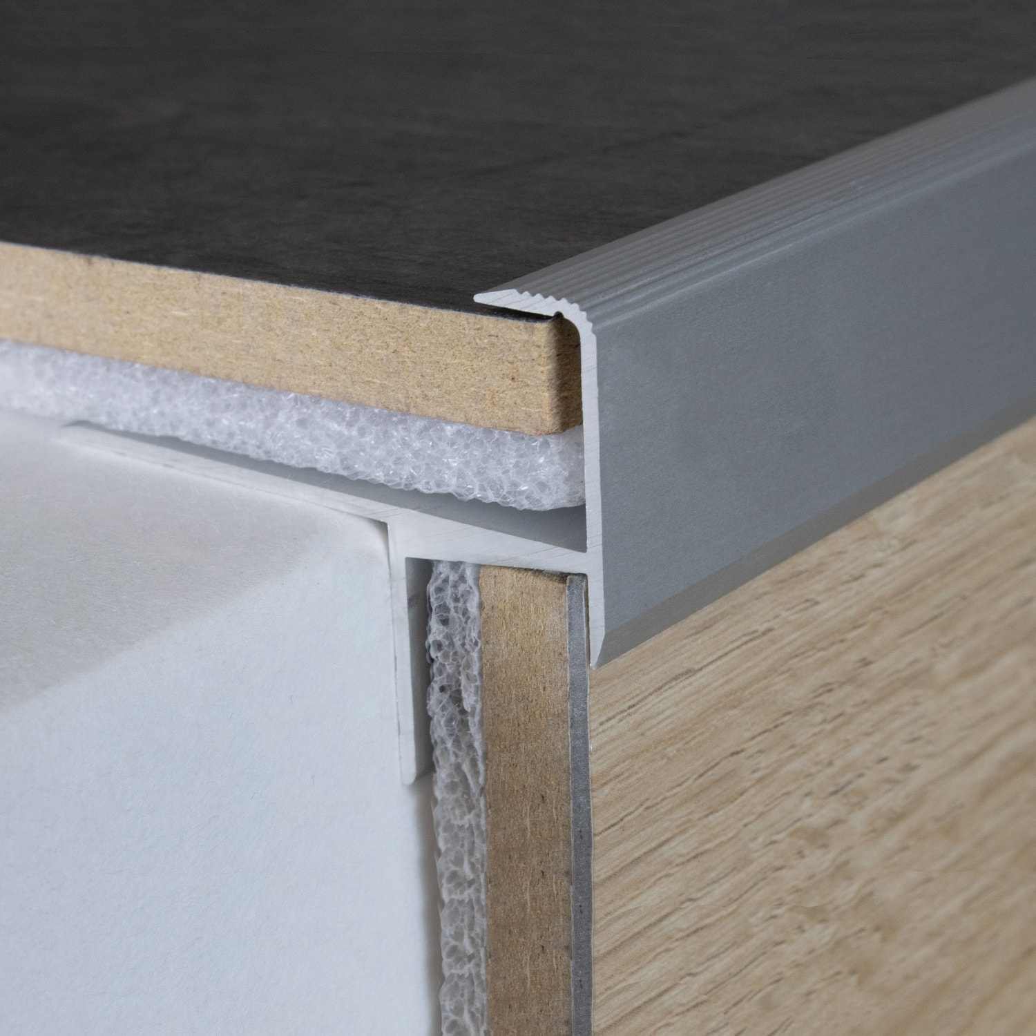 Perfiles de canto y ángulo para escaleras PROVISTON Springhill. Altura: 36,8 mm. Ancho: 49,8 mm. Altura del canto: 15,3 mm.