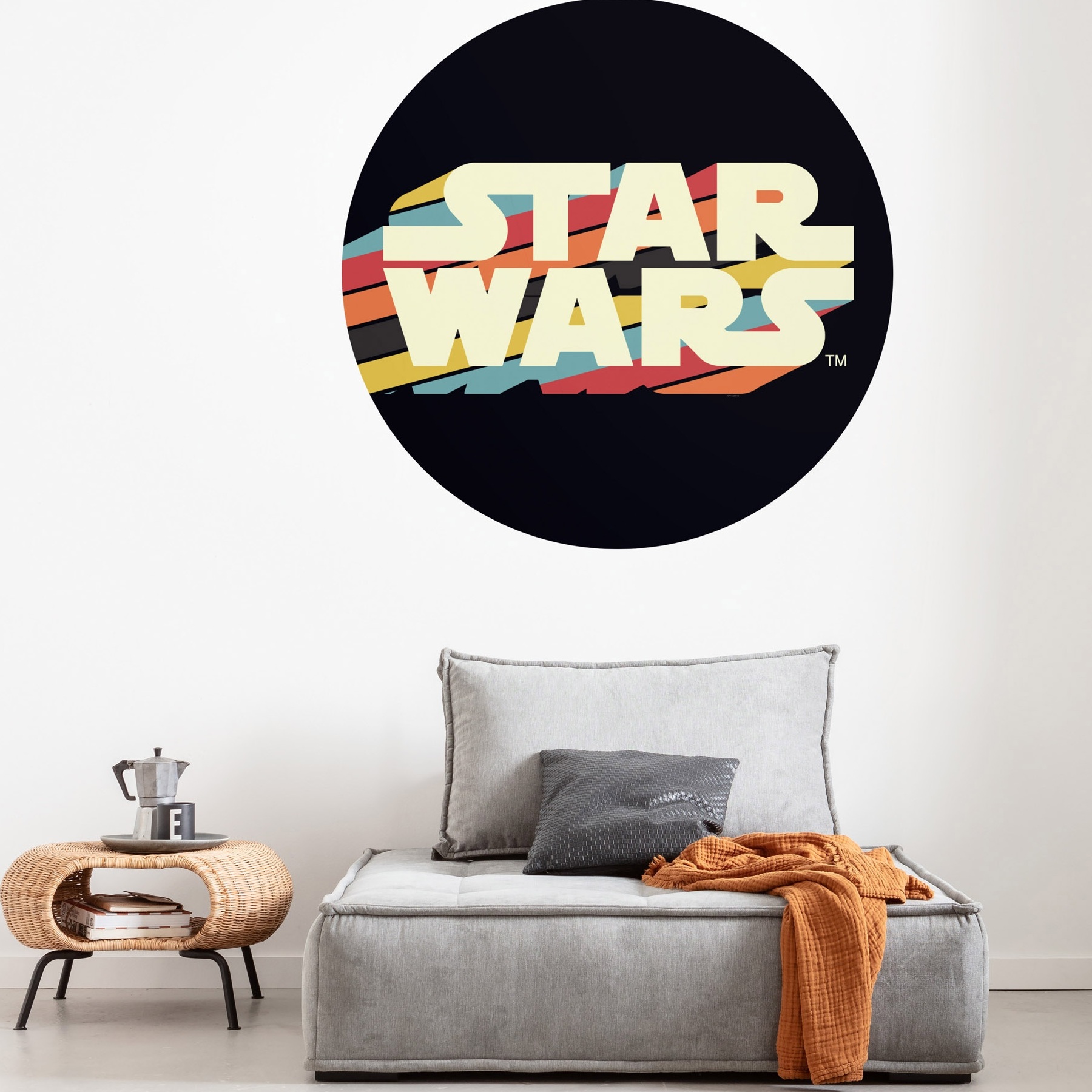 Papel pintado fotográfico Komar Star Wars Dot Typeface de 125 x 125 cm. Mural autoadhesivo no tejido de la saga Star Wars.