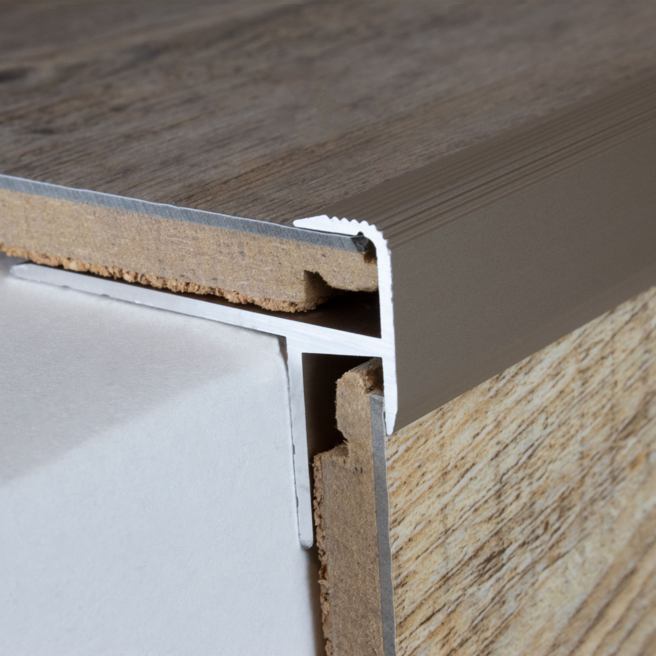 Perfiles angulares y de canto para escaleras PROVISTON. Altura: 30 mm. Ancho: 43 mm. Altura del canto: 8,5 mm.