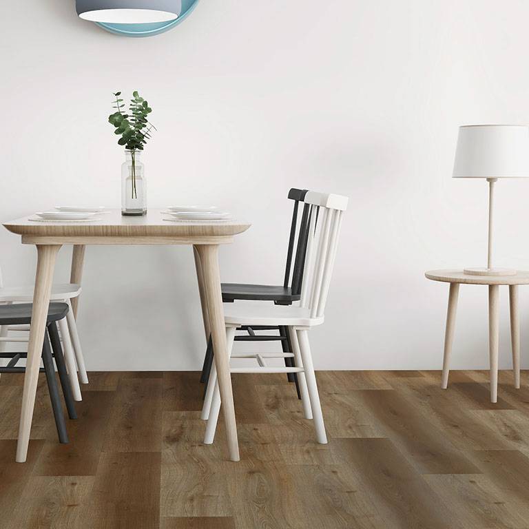 Suelo vinílico Check Comfort 2504 Kerz de 1220 x 229 x 6,5 mm con sistema clic, imitación madera, color roble marrón.