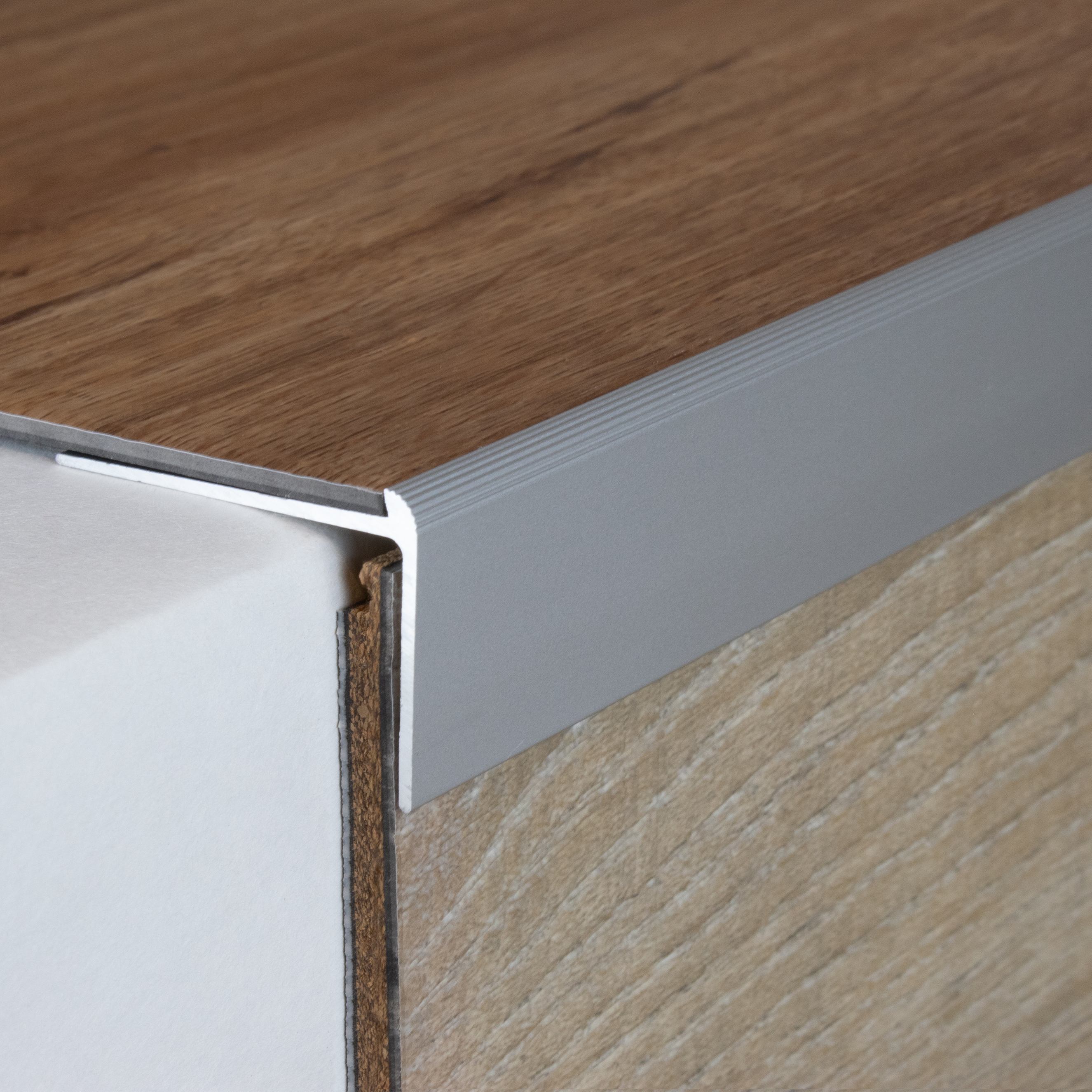 Perfil angular y de canto para escaleras PROVISTON. Altura de la quilla: 10-40 mm. Altura del canto: 2-7 mm. Aluminio.