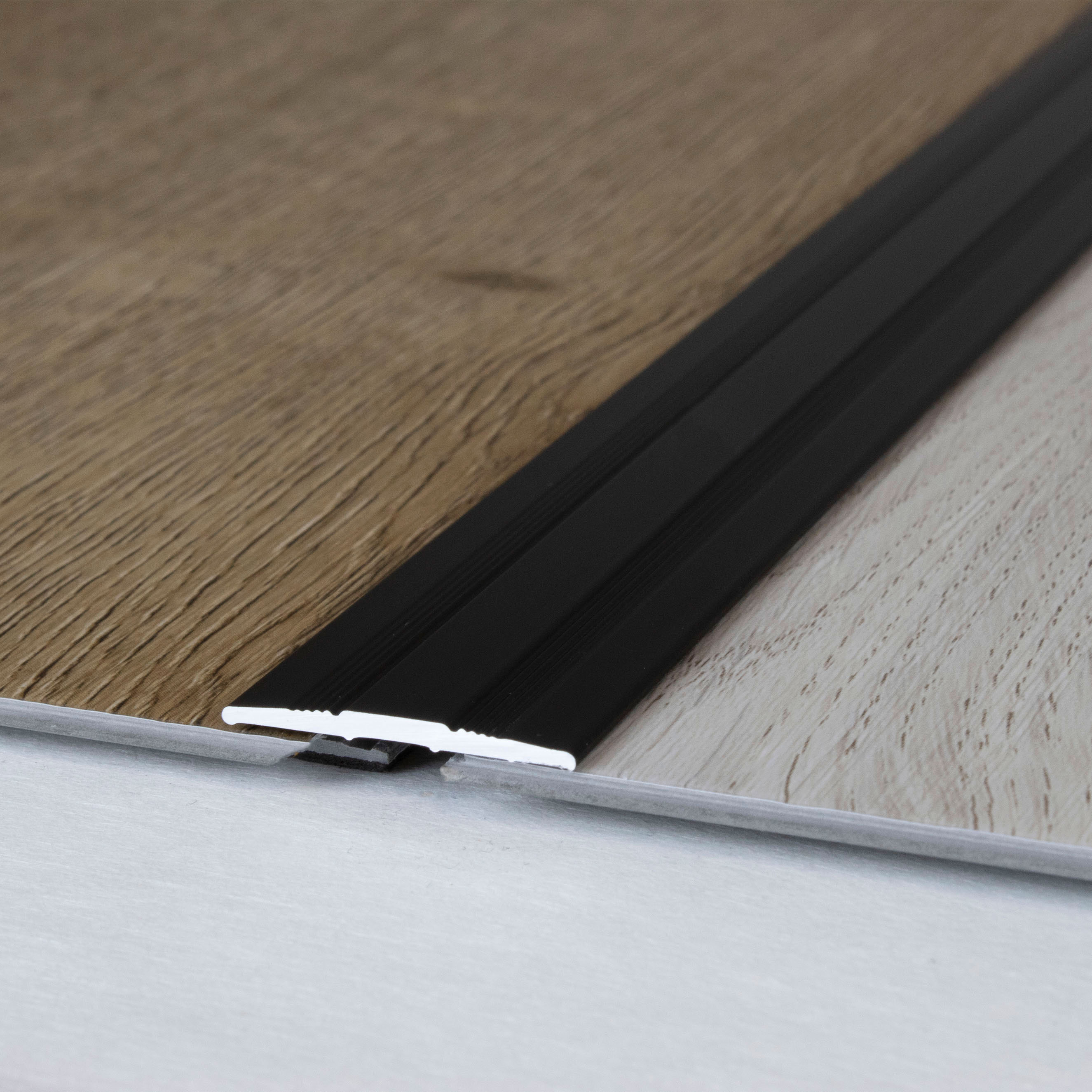 Perfil de transición PROVISTON Tilburg, altura 1,7 mm, ancho 27 mm. Tira de transición de aluminio anodizado.