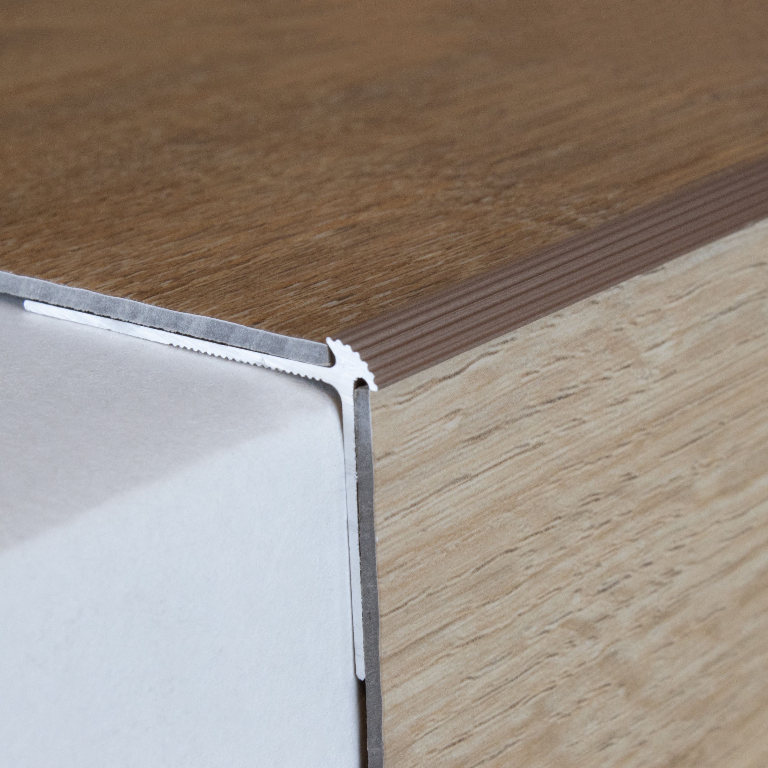 Perfiles de cantonera y ángulo para escaleras Auer Lévis, 30 mm de alto x 40 mm de ancho, altura del canto: 2,5 mm, aluminio anodizado