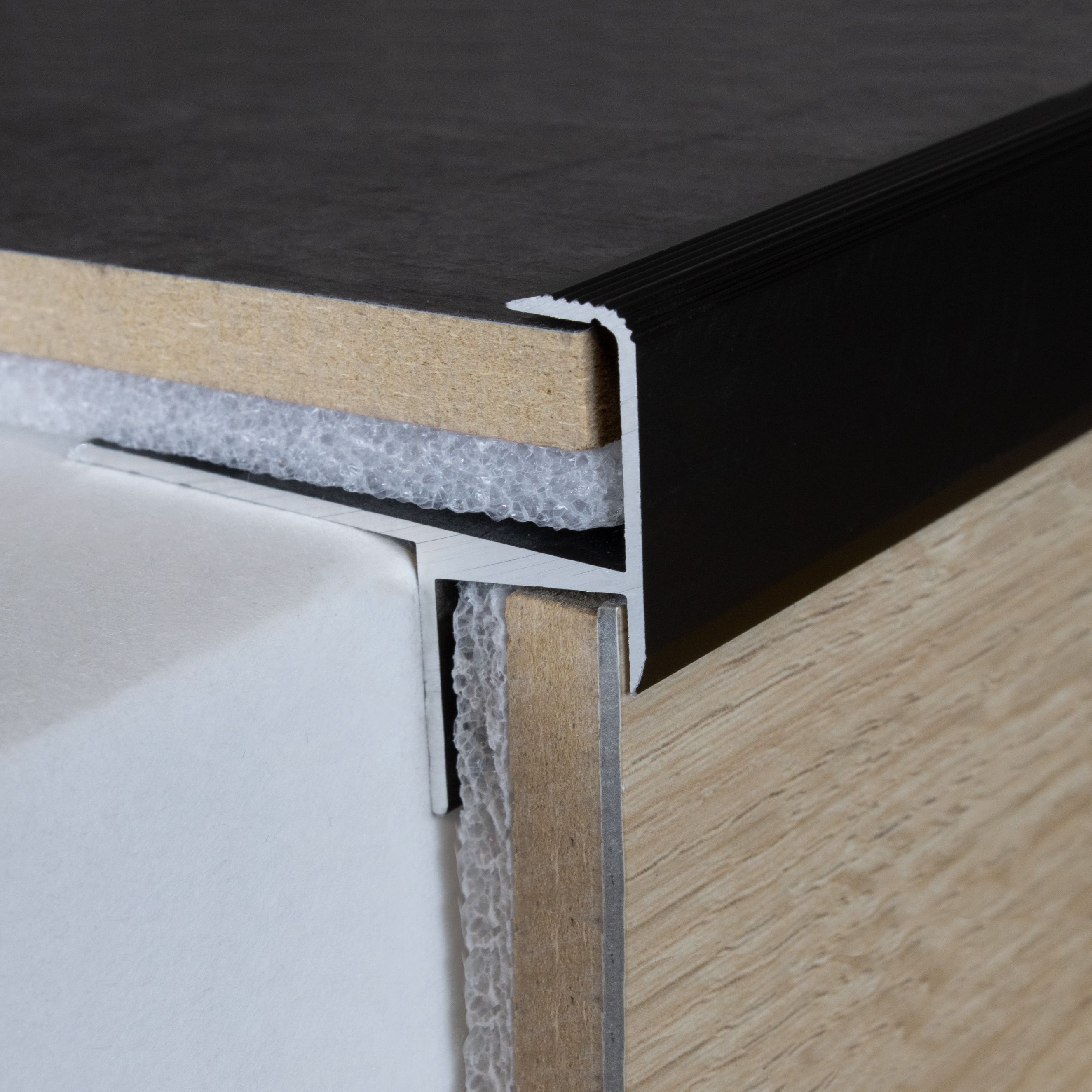 Perfiles de canto y ángulo para escaleras PROVISTON Springhill. Altura: 36,8 mm. Ancho: 49,8 mm. Altura del canto: 15,3 mm.