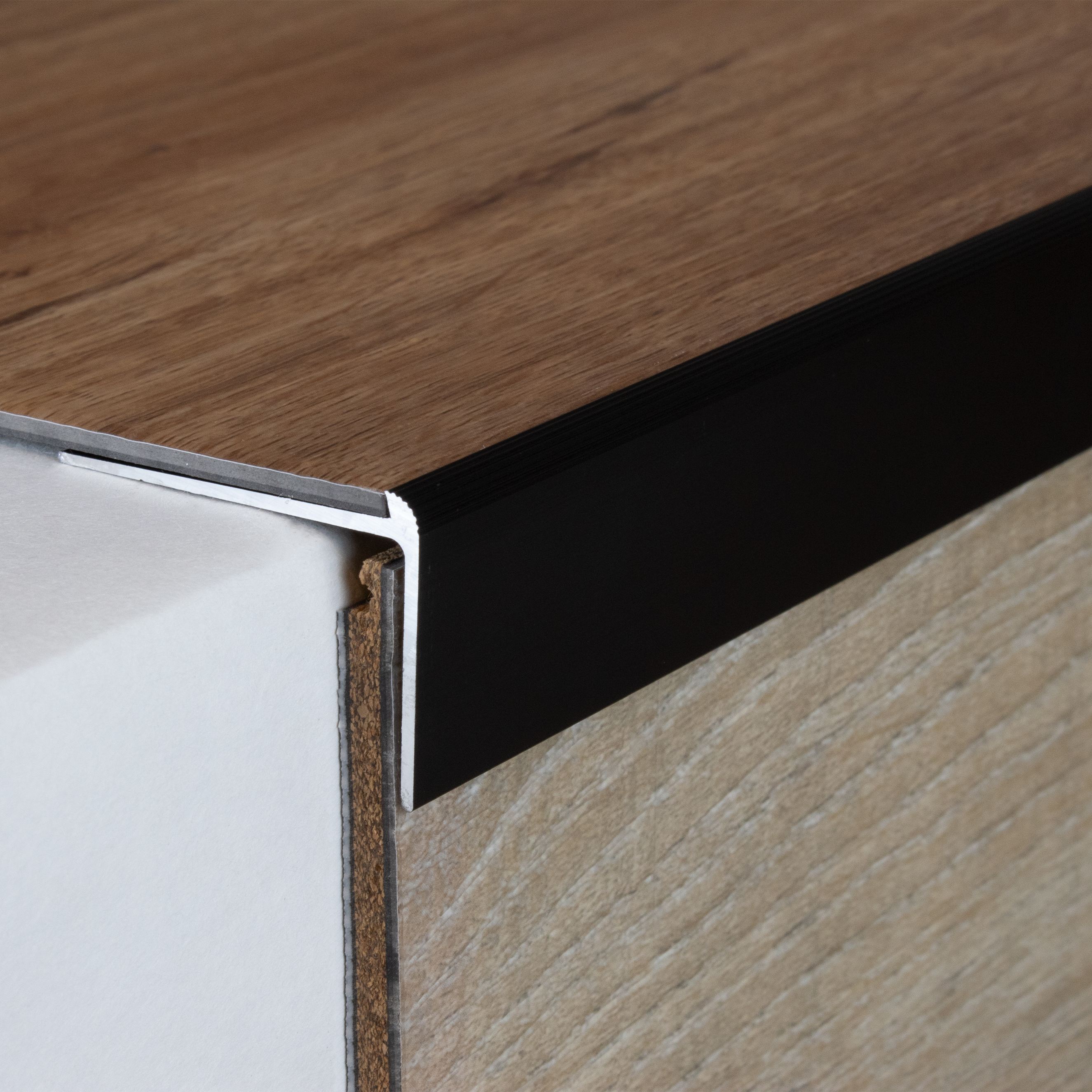 Perfil angular y de canto para escaleras PROVISTON. Altura de la quilla: 10-40 mm. Altura del canto: 2-7 mm. Aluminio.