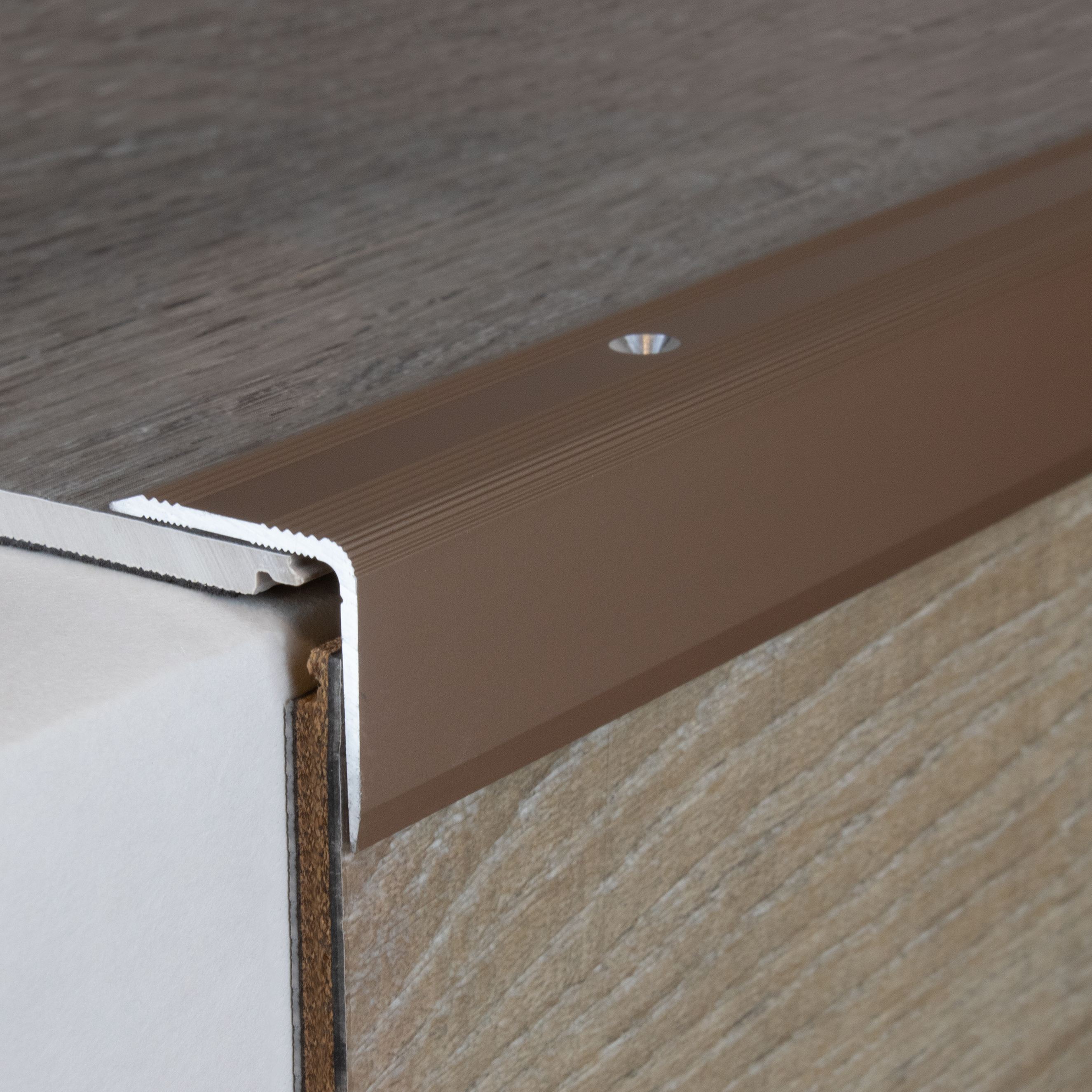 Perfiles angulares y de canto para escaleras PROVISTON Orvieto. Altura: 29 mm. Ancho: 27 mm. Aluminio anodizado.